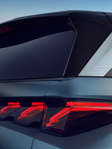 PEUGEOT E-5008 schwebender Heckspoiler