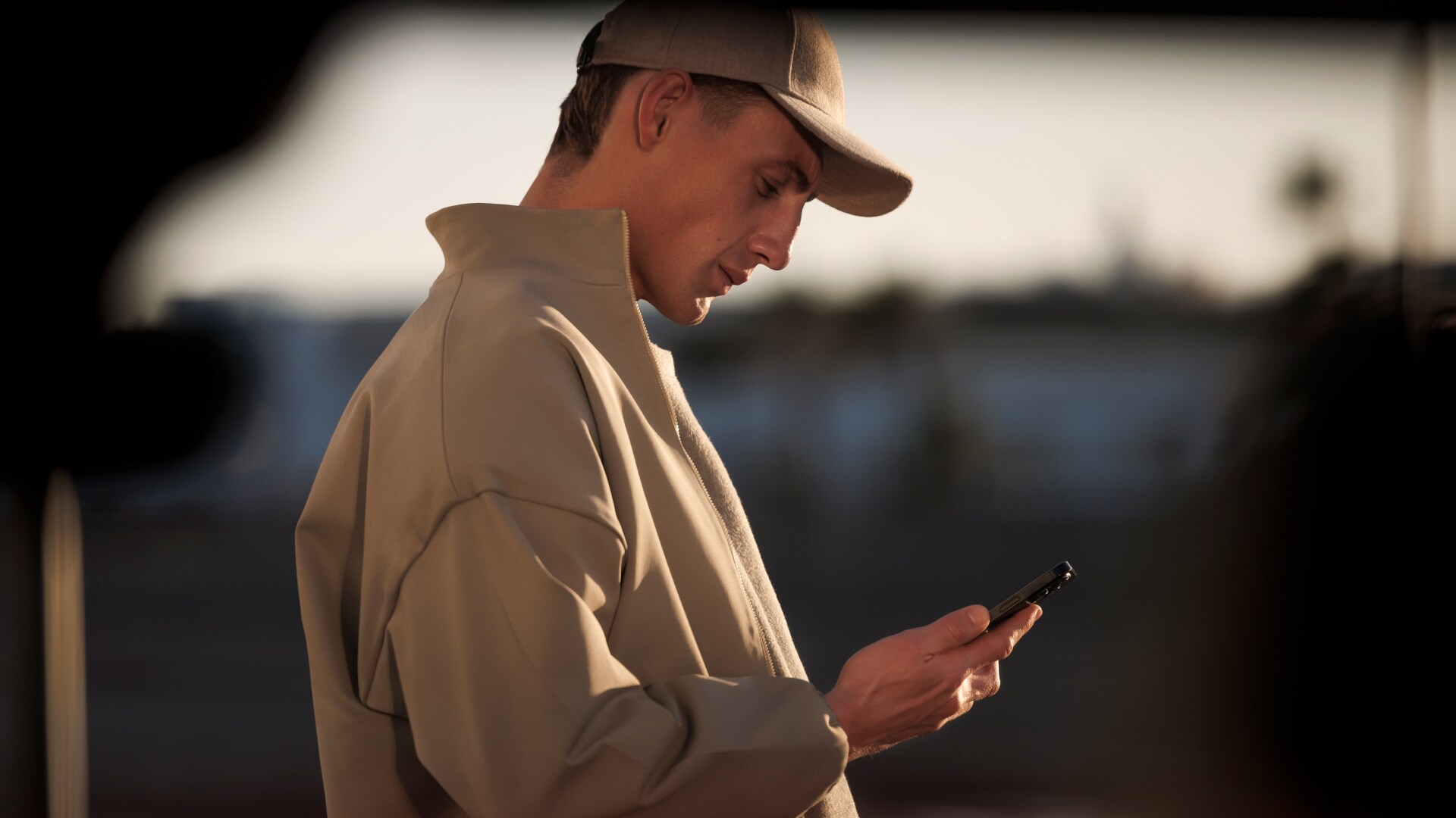 PEUGEOT E-5008 Mann mit Smartphone